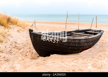 Traditionelle schwarze Farbe Fischerboot auf Sandstrand in Baabe, Fischer am Morgen, Insel Rügen, Ostsee, Deutschland. Stockfoto