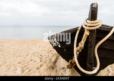 Traditionelle schwarze Farbe Fischerboot auf Sandstrand in Baabe, Fischer am Morgen, Insel Rügen, Ostsee, Deutschland. Stockfoto