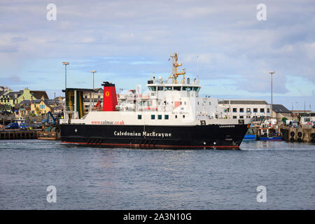 Fähren und Fischerboote in Mallaig Hafen Lochaber Inverness-shire Highlands Schottland mit der Stadt im Hintergrund Stockfoto