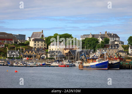 Fischerboote in Mallaig Hafen Lochaber Inverness-shire Highlands Schottland mit der Stadt im Hintergrund Stockfoto