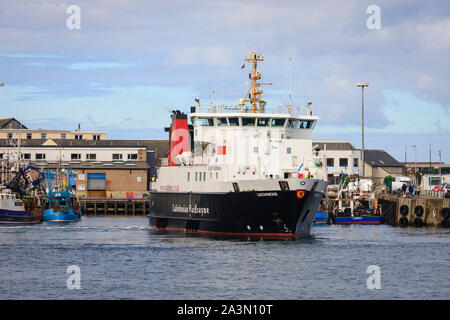 Fähren und Fischerboote in Mallaig Hafen Lochaber Inverness-shire Highlands Schottland mit der Stadt im Hintergrund Stockfoto