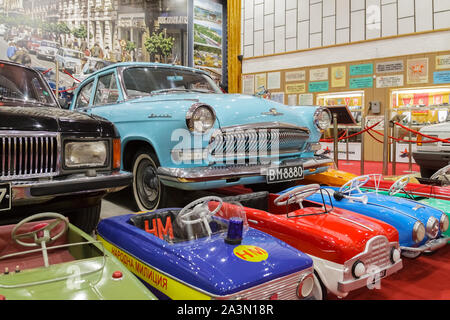 Museum des Autos des Sozialismus - Peshtera, Pasardschik, Bulgarien - 10. Oktober 2019. Autos, die von den Ländern des ehemaligen sozialistischen Lagers hergestellt Stockfoto