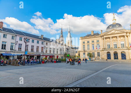 Chalons en Champagne Rathaus mit Notre-Dame de Vaux Dom im Hintergrund, Frankreich Stockfoto