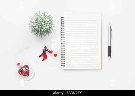 Weihnachten mockup Hintergrund mit Leerzeichen notebook, Christmas ornament Dekorationen auf weißer Tisch. Platz für Text. Ansicht von oben. Weihnachten zu tun Liste o Stockfoto