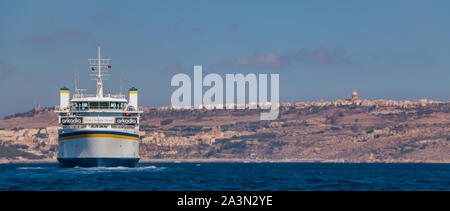 Ein Bild von einer Überfahrt mit der Fähre das Wasser zwischen der Hauptinsel Malta und Gozo. Stockfoto