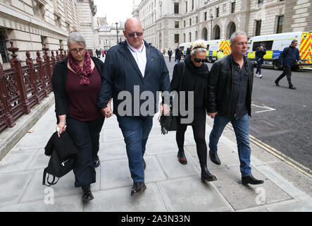 Die Familie von Harry Dunn, Mutter Charlotte Charles (Zweiter von rechts) und Vater Tim Dunn (Zweite links) und verlassen das Außenministerium in London, wo sie Außenminister Dominic Raab met. Der 19-jährige Harry wurde getötet, als sein Motorrad in ein Auto am 27. August abgestürzt. Der Tatverdaechtige im Fall, 42-Jährige Anne Sacoolas, diplomatische Immunität nach dem Crash gewährt wurde, aber Ministerpräsident Boris Johnson, Herr Raab und Northamptonshire Polizei gebeten, die uns für den Verzicht. Stockfoto