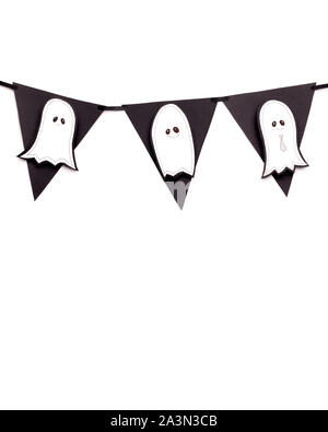 Nahaufnahme von Halloween Geister auf Deko Girlande Stockfoto