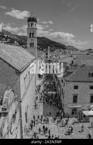 Ein schwarz-weiß Bild von der Dubrovnik Stradun Avenue und die Dächer. Stockfoto