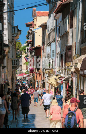 Ansicht eines geschäftigen enge Gasse in der Altstadt von Porec, Kroatien Stockfoto