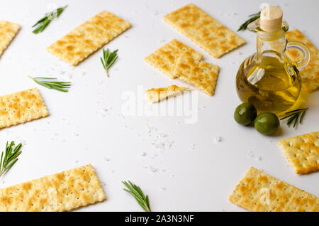 Rosmarin Cracker mit Olivenöl. Vegetarische und glutenfreie Snacks. Platz kopieren Stockfoto