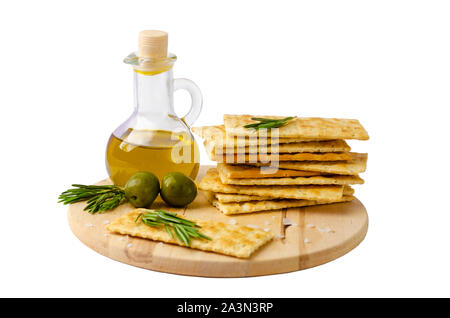 Italienische Cracker mit Rosmarin, Oliven und Olivenöl auf Holzbrett. Auf weiß Isoliert, Stockfoto