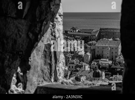 Ein schwarz-weißes Bild der Altstadt von Dubrovnik, wie von einem der Fenster der Wachtturm-gesellschaft gesehen. Stockfoto