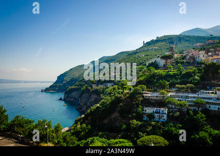 Erstaunlich italienischen Stadt Vico Equense, Kampanien. Antenne Stadtbild von fabelhaften Blick auf das Meer. Reiseziele in Italien Konzept Stockfoto