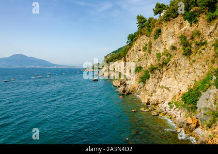 Küstenstadt im südlichen Italien Vico Equense am Tyrrhenischen Meer. Fantastischer Blick auf die Klippen und berühmten tartaruga Spiaggia auf den Vesuv bac Stockfoto