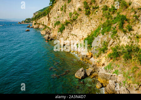 Küstenstadt im südlichen Italien Vico Equense am Tyrrhenischen Meer. Fantastischer Blick auf die Klippen und berühmten tartaruga Spiaggia Stockfoto