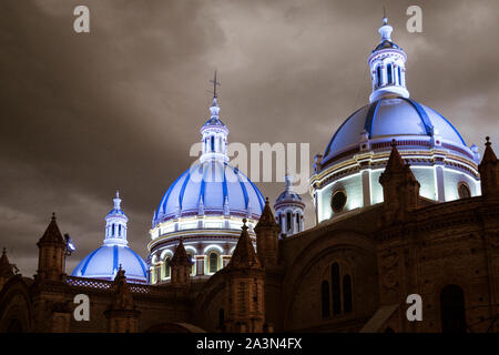 Berühmten Kuppeln der neuen Kathedrale in Cuenca, Ecuador Aufstieg über die Skyline in der Dämmerung. Stockfoto