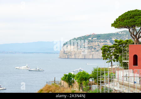 Wunderschöne Aussicht von Sorrento Küste zum Vesuv. Reiseziele Konzept Stockfoto