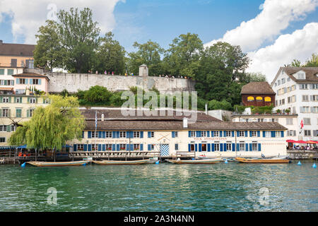 Buinding von Bootshaus Schippe und Limmat Club in Zürich und Lindenhof Hill, Schweiz Stockfoto
