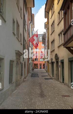 Schweiz Flaggen auf engen Gassen in Zürich Stockfoto