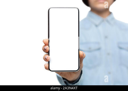 Mit leerer Bildschirm in die Hände der unkenntlich Frau Smartphone Stockfoto