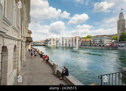 Fußgängerzone in Münsterhof mit Sitzgelegenheiten oder Spaziergängen am Limmat in Zürich, Schweiz Stockfoto