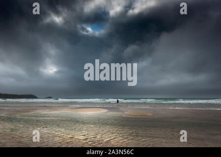 Dunkle dramatische Wolkenhimmel auf den Fistral Beach in Newquay in Cornwall. Stockfoto