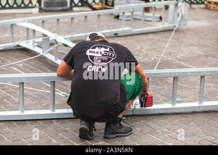 Arbeiter, die eine metallische Struktur im Freien auf einer Straße in Zürich, Schweiz, montieren Stockfoto