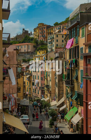 Ein Bild von der Hauptstraße von Riomaggiore, in Cinque Terre. Stockfoto