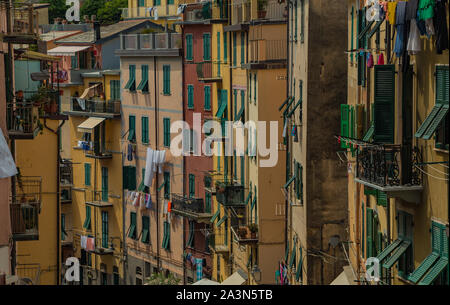 Ein Bild der Fassaden in Riomaggiore, Cinque Terre. Stockfoto