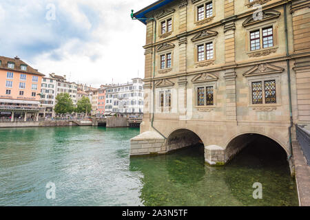 Blick auf den Fluss Limmat und das Züricher Rathaus (Zürich Rathaus) in Zürich, Schweiz Stockfoto