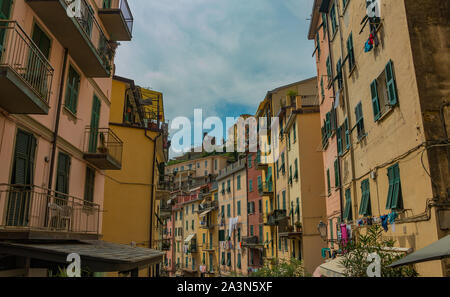 Ein Bild von den Gebäuden der Hauptstraße von Riomaggiore, in Cinque Terre. Stockfoto