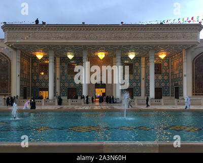 Shiraz, Iran - 2019-04-09 - Shah Ceragh Heiligtum - center Pool im Innenhof. Stockfoto