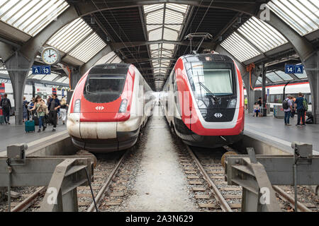 Schweizer Züge, die an einem Bahnsteig im Züricher Hauptbahnhof gestopft sind, ist Zürichs Hauptbahnhof, oft mit Zürich HB abgekürzt Stockfoto