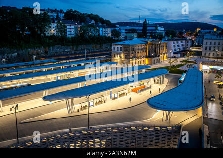 Wuppertal, Deutschland, zentralen Busbahnhof am Hauptbahnhof, 5 Plattformen mit 18 Haltestellen für die WSW-Busse, direkt neben den Bahngleisen, Stockfoto