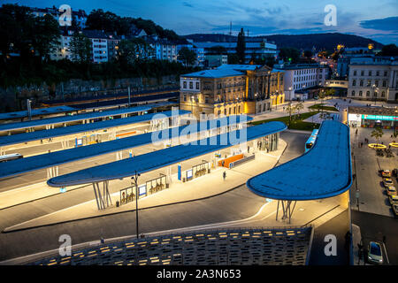 Wuppertal, Deutschland, zentralen Busbahnhof am Hauptbahnhof, 5 Plattformen mit 18 Haltestellen für die WSW-Busse, direkt neben den Bahngleisen, Stockfoto