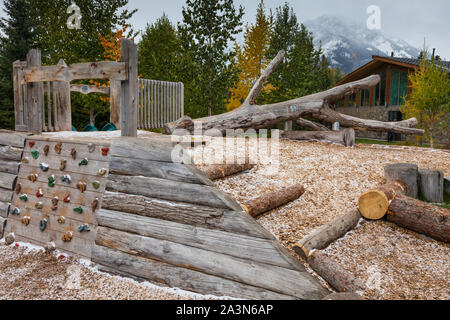 Kinderspielplatz aus natürlichen Materialien, die in der Stadt Banff Alberta Kanada gebaut Stockfoto