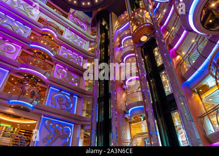 Die Multi, Atrium an Bord der Royal Caribbean Cruise Ship Serenade der Meere. Stockfoto