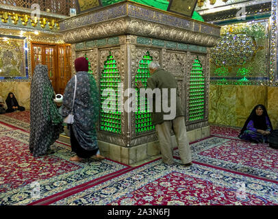 Shiraz, Iran - 2019-04-09 - Shah Ceragh Schrein - Männer beten am Grab von Mullah gespiegelt. Stockfoto