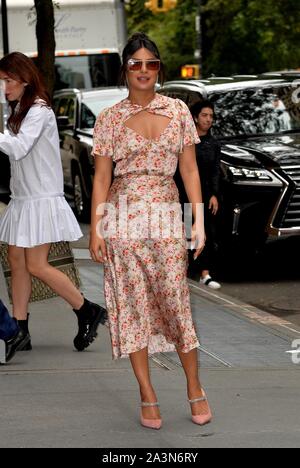 Priyanka Chopra heraus und über für Celebrity Candids - DI,, New York, NY, 8. Oktober 2019. Foto: Kristin Callahan/Everett Collection Stockfoto