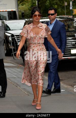 Priyanka Chopra heraus und über für Celebrity Candids - DI,, New York, NY, 8. Oktober 2019. Foto: Kristin Callahan/Everett Collection Stockfoto