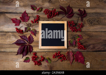 Holz- quadratische Bilderrahmen mockup mit roten Blättern und viburnum Beeren. Leeren Rahmen mock up für Presentation Design. Template Rahmen für moderne Kunst. Stockfoto