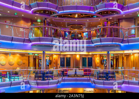 Die Multi, Atrium an Bord der Royal Caribbean Cruise Ship Serenade der Meere. Stockfoto