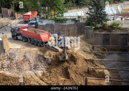 Bauarbeiten, beim Ausbaggern der Baugrube für ein Wohnhaus, Stockfoto