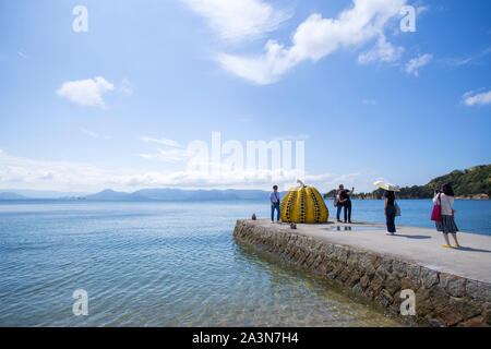 Gelber Kürbis von Yayoi Kusama in Naoshima, Kagawa, Japan, 2019. Foto von Akira Suemori Stockfoto
