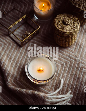 Brennende handgefertigte Kerze mit Holz- wick im Glas Stockfoto