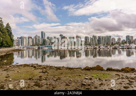 Atemberaubende Stadtbild Blick auf die Skyline von Vancouver und dem Stanley Park Seawall mit Wasser Reflexion, BC, Kanada. Stockfoto