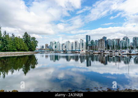 Atemberaubende Stadtbild Blick auf die Skyline von Vancouver und dem Stanley Park Seawall mit Wasser Reflexion, BC, Kanada. Stockfoto