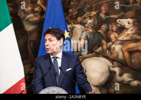 Der italienische Premier, Giuseppe Conte spricht bei einem Treffen mit NATO-Generalsekretär, Jens Stoltenberg im Palazzo Chigi. Stockfoto