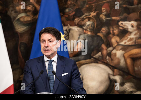 Der italienische Premier, Giuseppe Conte spricht bei einem Treffen mit NATO-Generalsekretär, Jens Stoltenberg im Palazzo Chigi. Stockfoto