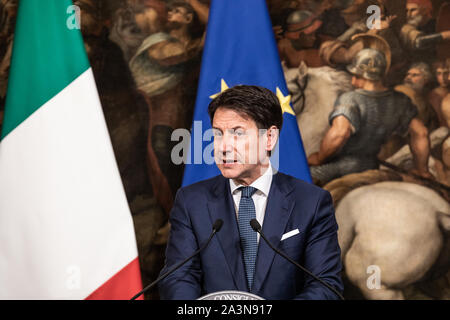 Der italienische Premier, Giuseppe Conte spricht bei einem Treffen mit NATO-Generalsekretär, Jens Stoltenberg im Palazzo Chigi. Stockfoto